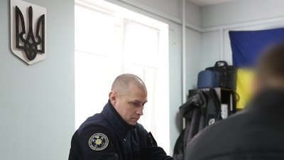 Працівник центру з розшуку осіб під час роботи