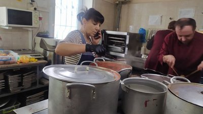 Готують їжу та запасають продукти – у сумському кафе працюють волонтери Готують їжу та запасають продукти – у сумському кафе працюють волонтери