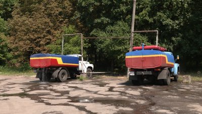 Охолоджувальні рамки та поливання доріг: Як у Рівному борються зі спекою Охолоджувальні рамки та поливання доріг: Як у Рівному борються зі спекою