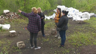 На пустирі в Дніпрі мешканці виявили мішки з невідомою речовиною
