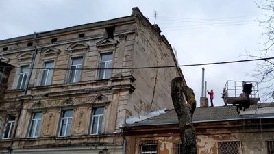 У центрі Одеси тріснув будинок: мешканців відселяють