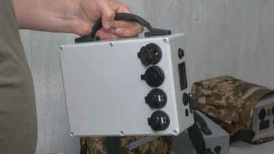 На Рівненщині підприємці перекваліфікувалися та роблять для військових зарядні пристрої На Рівненщині підприємці перекваліфікувалися та роблять для військових зарядні пристрої