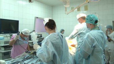 Перші в області, другі в Україні: черкаські онкологи оперують з новим обладнанням