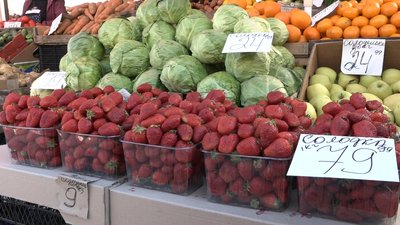 Ціна полуниці на Житньому ринку: чи продають там ягоди вирощені на Житомирщині Ціна полуниці на Житньому ринку: чи продають там ягоди вирощені на Житомирщині
