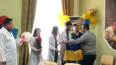 Створюються сім'ї, народжуються діти. В окупованому Херсоні одружилися лікарі-інтерни Створюються сім'ї, народжуються діти. В окупованому Херсоні одружилися лікарі-інтерни