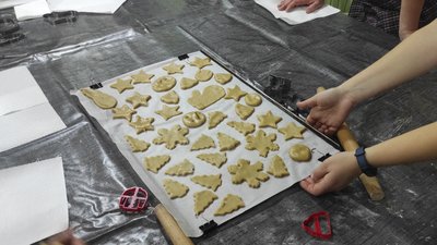 В Ужгороді вимушені переселенці випікали пряники для військових та знедолених В Ужгороді вимушені переселенці випікали пряники для військових та знедолених