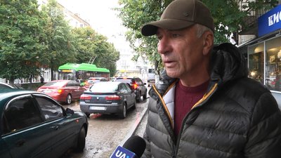 У Житомирі на Театральній дерева, яким підрубали коріння під час будівельних робіт, можуть загинути У Житомирі на Театральній дерева, яким підрубали коріння під час будівельних робіт, можуть загинути