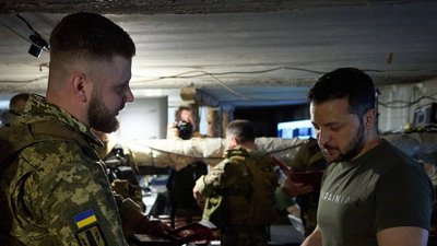 Військовий подарував Зеленському "щасливий" шеврон бригади імені Данила Апостола