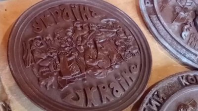 На Житомирщині переселенець із Бучанського району створює сувенірні тарілки на патріотичну тематику На Житомирщині переселенець із Бучанського району створює сувенірні тарілки на патріотичну тематику