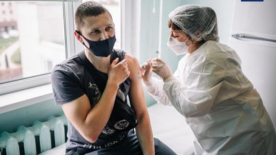 У Харкові почали вакцинувати патрульних поліцейських У Харкові почали вакцинувати патрульних поліцейських