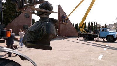 У Рівному демонтували зірку з вічного вогню на військовому меморіалі У Рівному демонтували зірку з вічного вогню на військовому меморіалі