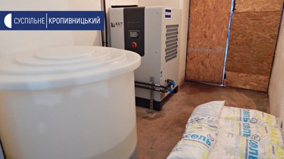 Через солону воду, за допомогою електродів, пропускають струм, в результаті чого утворюється гіпохлорит натрію Через солону воду, за допомогою електродів, пропускають струм, в результаті чого утворюється гіпохлорит натрію
