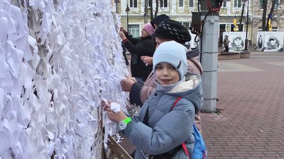 Дев'ятирічний хмельничанин Володимир після школи допомагає плести маскувальні сітки. 10 листопада 2022 рік Дев'ятирічний хмельничанин Володимир після школи допомагає плести маскувальні сітки. 10 листопада 2022 рік
