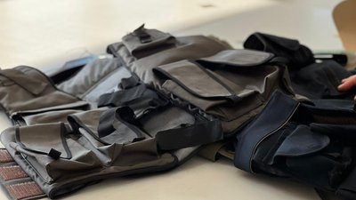 На Рівненщині фабрика з французьким капіталом почала шити тактичні жилети На Рівненщині фабрика з французьким капіталом почала шити тактичні жилети