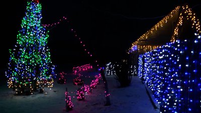 Вогні Семенівки: чоловік прикрасив подвір’я материної хати тисячами лампочок Вогні Семенівки: чоловік прикрасив подвір’я материної хати тисячами лампочок