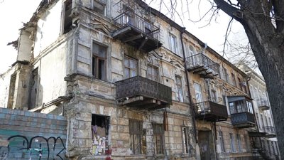 Мерія Одеси обіцяє ліквідувати провали в дворі будинку-пам'ятки протягом двох тижнів