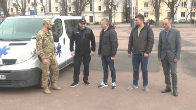 Член громадського об’єднання "Спілка підприємців теле та кіноіндустрії" Микола Чиханцов каже, кошти на купівлю надавали усі небайдужі. Фото: Суспільне Поділля. Член громадського об’єднання "Спілка підприємців теле та кіноіндустрії" Микола Чиханцов каже, кошти на купівлю надавали усі небайдужі. Фото: Суспільне Поділля.