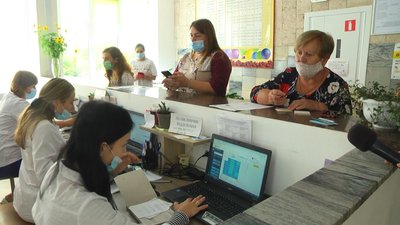 Хмельничани, аби записати дитину на обстеження до лікаря, попри електронний запис, приходять у поліклініку, аби зробити це в реєстратурі. Фото: Суспільне.