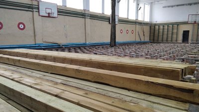 На Тернопільщині в Лановецькій школі нова партія дощок для спортзалу знову з пліснявою На Тернопільщині в Лановецькій школі нова партія дощок для спортзалу знову з пліснявою