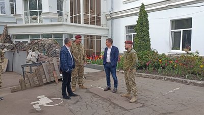 Вантажівки для десантників: за кошти громади Житомира придбали два автомобілі для ЗСУ Вантажівки для десантників: за кошти громади Житомира придбали два автомобілі для ЗСУ
