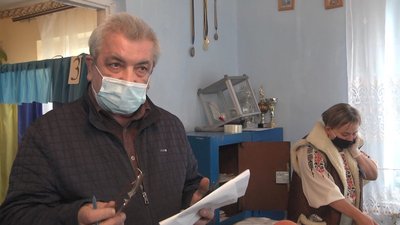 На Тернопільщині виборець порвав свої бюлетені На Тернопільщині виборець порвав свої бюлетені