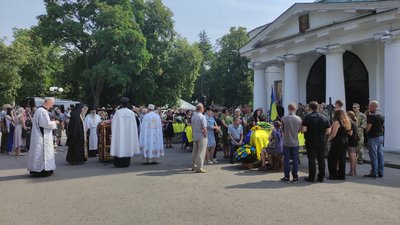 "Залишиться з нами назавжди": у Полтаві попрощалися із трьома загиблими бійцями "Залишиться з нами назавжди": у Полтаві попрощалися із трьома загиблими бійцями