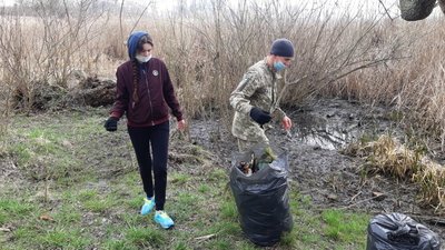 "За чисте довкілля": вінницькі студенти збирали сміття на Бригантині