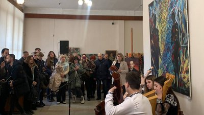 "Невтомлені, нескорені, об’єднані": у Тернополі відкрили виставку про війну