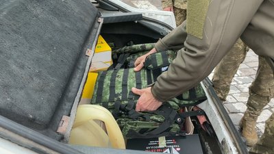 "Швацький батальйон". У Харкові волонтери виробляють бронежилети для передової "Швацький батальйон". У Харкові волонтери виробляють бронежилети для передової