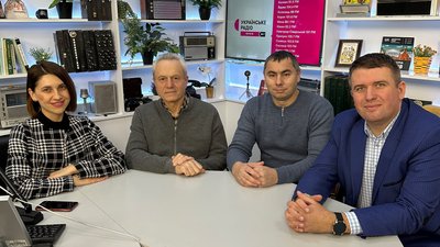 Іванна Олексієнко, Павло Величко, Анатолій Портянко, Артем Ярошенко з Чернігівщини розмовляють про сказ у домашніх тварин Іванна Олексієнко, Павло Величко, Анатолій Портянко, Артем Ярошенко з Чернігівщини розмовляють про сказ у домашніх тварин