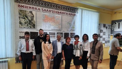 Вишиванки Залозецької громади з Тернопільщини презентували у Львові