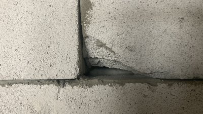 Жителі будинку по вулиці Героїв Харкова не задоволені якістю робіт з відновлення житла після обстрілів. Квітень 2023 року. Фото: Дмитро Гребінник/Суспільне Харків Жителі будинку по вулиці Героїв Харкова не задоволені якістю робіт з відновлення житла після обстрілів. Квітень 2023 року. Фото: Дмитро Гребінник/Суспільне Харків