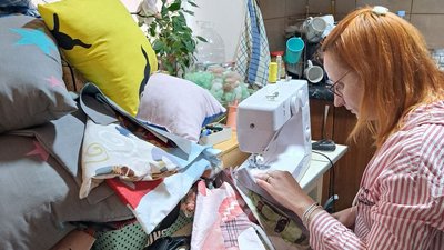 Волонтерка, допомога, подушки, шиє подушки, житомирянка, ЗСУ