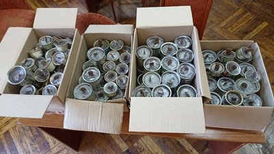 Тепло для воїнів на фронт: у бібліотеці для дітей на Житомирщині виготовляють окопні свічки