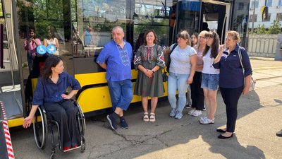 Водіїв громадського транспорту навчають допомагати маломобльним людям