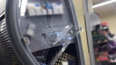 Чоловіка, який сокирою трощив вітрини в супермаркеті Маріуполя, взяли під варту