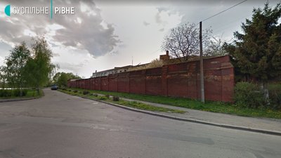 "Це постійна боротьба": дев'ять мобільних "не долетіли" через паркан у СІЗО Рівного "Це постійна боротьба": дев'ять мобільних "не долетіли" через паркан у СІЗО Рівного