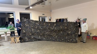 На Волині волонтери три роки плетуть маскувальні сітки для українських військових