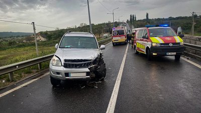 Пошкоджений автомобіль "Toyota Land Cruiser" на місці ДТП, 26 травня 2025 року, Миколаївщина Пошкоджений автомобіль "Toyota Land Cruiser" на місці ДТП, 26 травня 2025 року, Миколаївщина