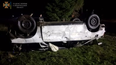 На Закарпатті авто злетіло у кювет. Загинув 12-річний хлопчик, двоє дітей — травмовані