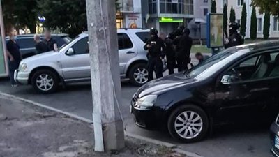 Спецоперація в центрі Хмельницького: затримали підозрюваних у крадіжках