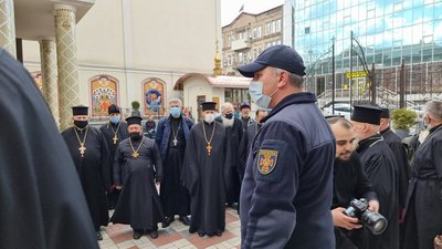 Дніпро: напередодні Великодня рятувальники інструктують священників