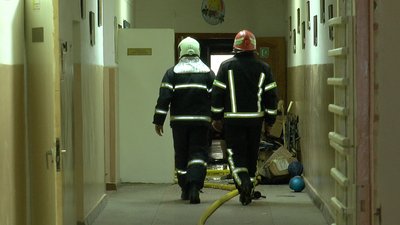 Рятувальники гасять пожежу в полтавському нвк №16 Рятувальники гасять пожежу в полтавському нвк №16