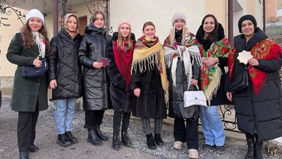 Хористки Тернопільського Архикатедрального собору заколядували в Будинку Милосердя Святої Варвари Хористки Тернопільського Архикатедрального собору заколядували в Будинку Милосердя Святої Варвари