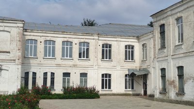 Розібрали 50% даху, який поруйнував буревій: як триває ремонт ліцею у Зінькові на Полтавщині