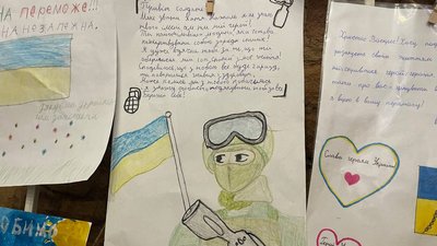 У молодіжному центрі в Чернівцях збирають дитячі листи для захисників та захисниць У молодіжному центрі в Чернівцях збирають дитячі листи для захисників та захисниць