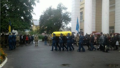 У Старокостянтинові попрощались із загиблим курсантом Костянтином Зибюком. Фото: Суспільне Поділля У Старокостянтинові попрощались із загиблим курсантом Костянтином Зибюком. Фото: Суспільне Поділля