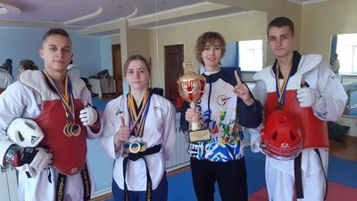 Десять медалей на трьох: вінницькі тхеквондисти про кубок України та підготовку до чемпіонату