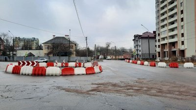 На перетині вулиць у Тернополі встановили транспортне кільце