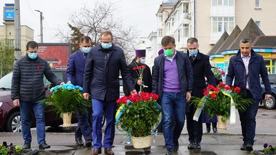 В День пам'яті та примирення у Житомирі поклали квіти до пам'ятних знаків загиблим воїнам В День пам'яті та примирення у Житомирі поклали квіти до пам'ятних знаків загиблим воїнам